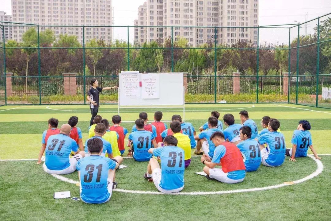 “不会做ppt”的我,该如何准备千人足球演讲?