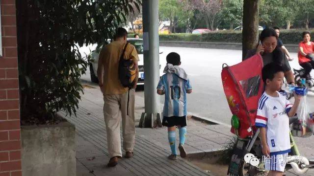 很想再问问他们,孩子们都还在继续踢球么?