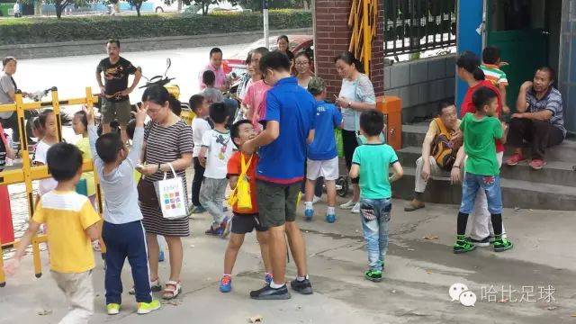 很想再问问他们,孩子们都还在继续踢球么?