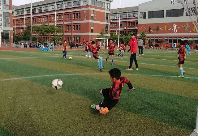 很想再问问他们,孩子们都还在继续踢球么?