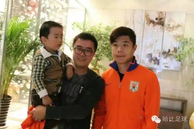 很想再问问他们,孩子们都还在继续踢球么?