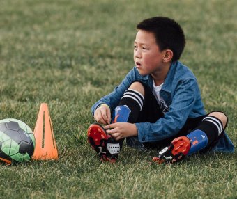 快停下那些糟糕的教学指令!想想该怎么,培养孩子在球场上的决策机制?