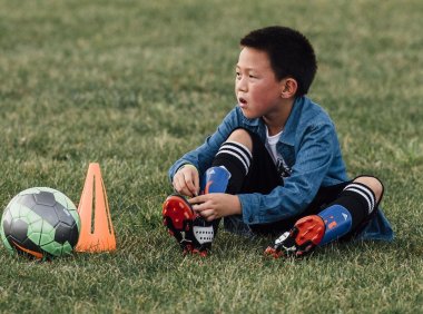 快停下那些糟糕的教学指令!想想该怎么,培养孩子在球场上的决策机制?