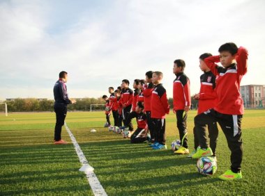 “你这是带着孩子玩,根本不叫足球训练!”