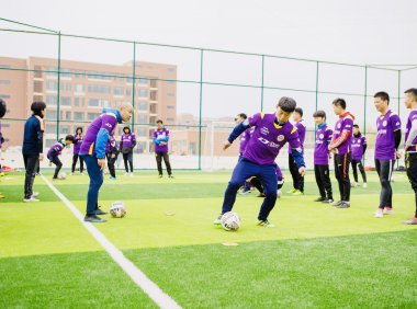 你还真以为青训教练,就是天天踢球啊?!