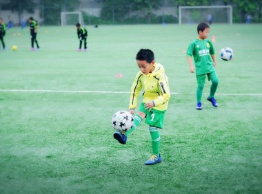 欧洲青训,到底是怎么训练孩子的基本功的?