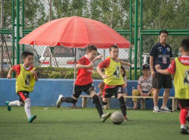 到底在什么年龄段，教练才应该考虑给孩子固定位置？