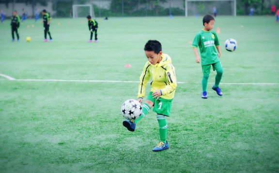 欧洲青训,到底是怎么训练孩子的基本功的?