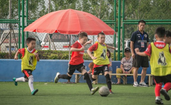 到底在什么年龄段,教练才应该考虑给孩子固定位置?