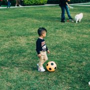 很想再问问他们，孩子们都还在继续踢球么？