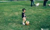 很想再问问他们，孩子们都还在继续踢球么？