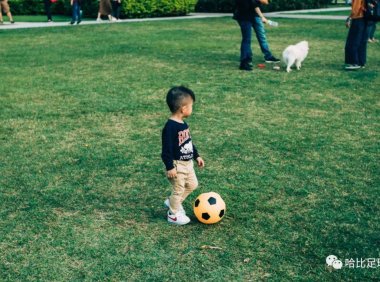 很想再问问他们，孩子们都还在继续踢球么？