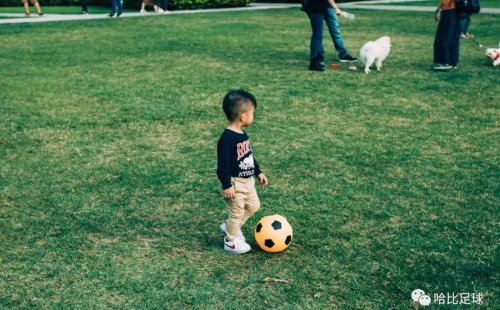 很想再问问他们，孩子们都还在继续踢球么？