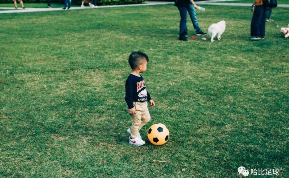 很想再问问他们,孩子们都还在继续踢球么?
